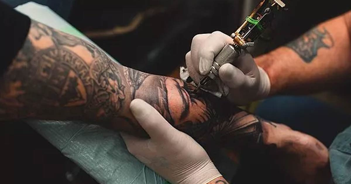 Vücudunun %95'i dövmeli