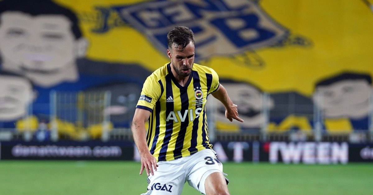 Hangi mevkide oynuyor?