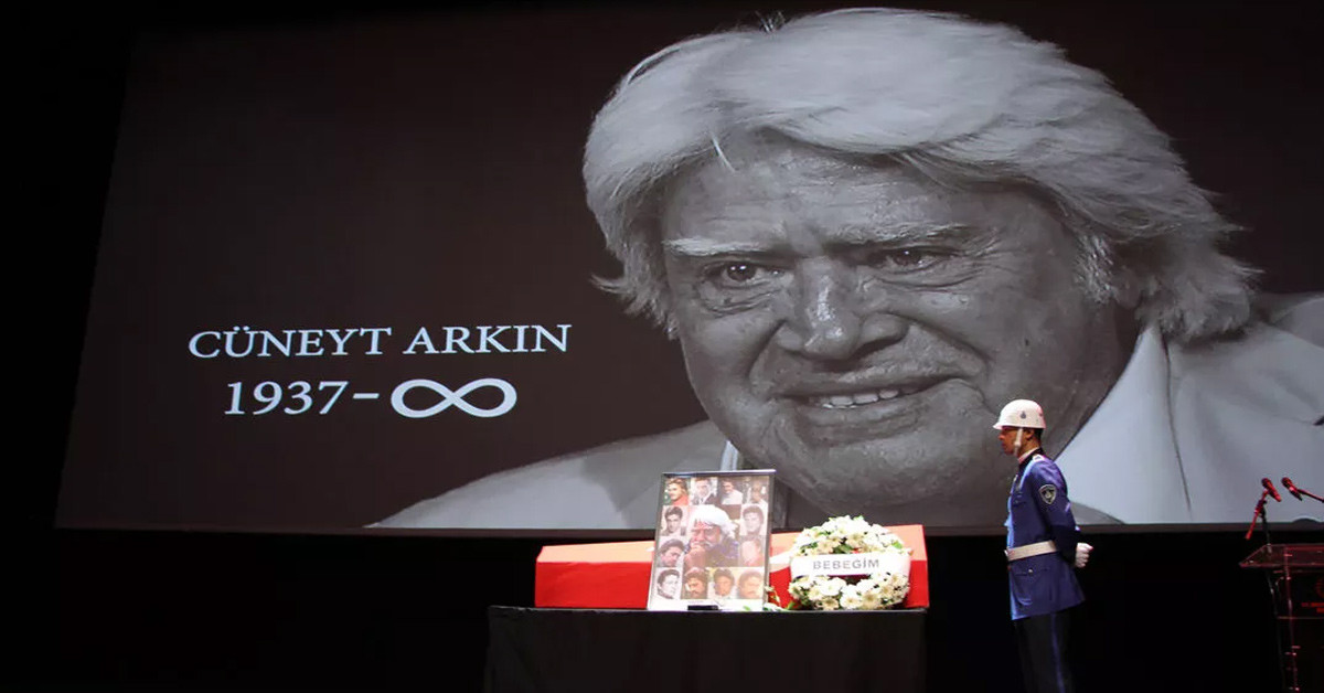 Cenazede duygu dolu anlar