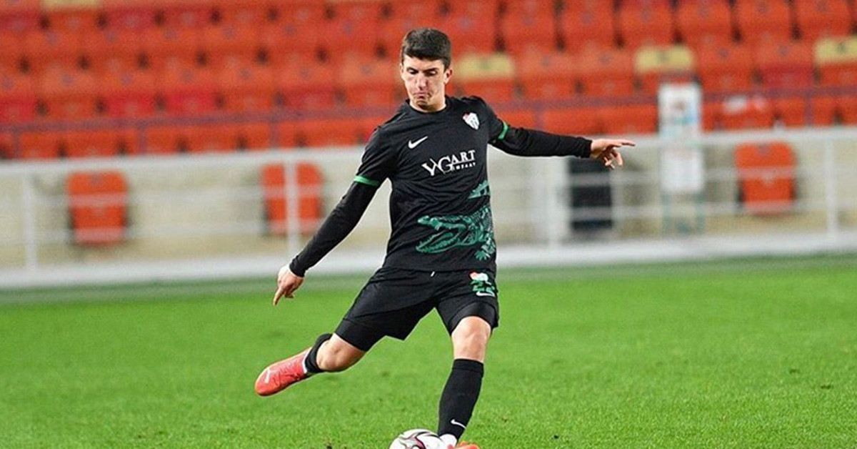 HANGİ MEVKİDE OYNUYOR?