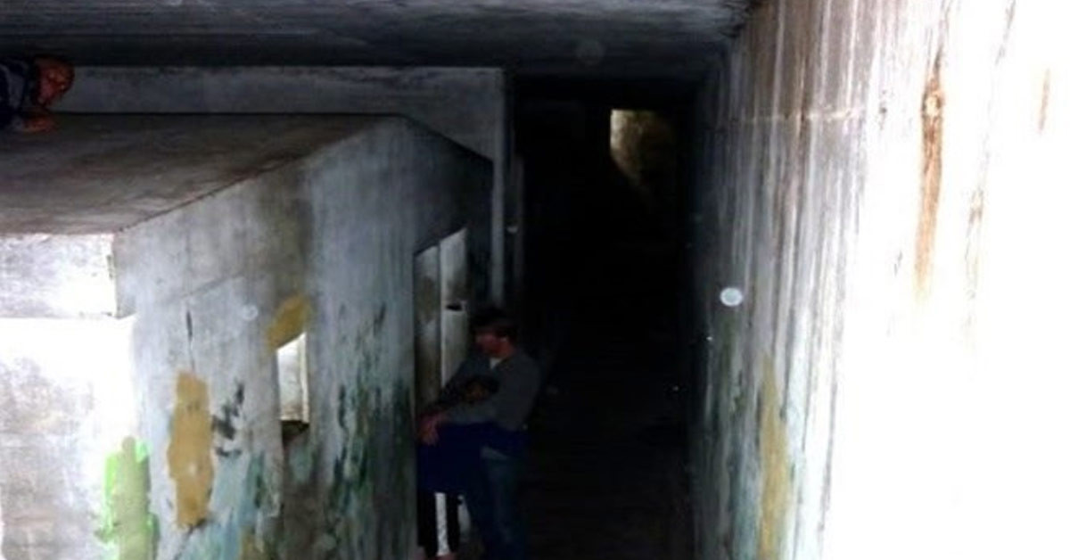 Saklambaç oynayan ürkütücü çocuk