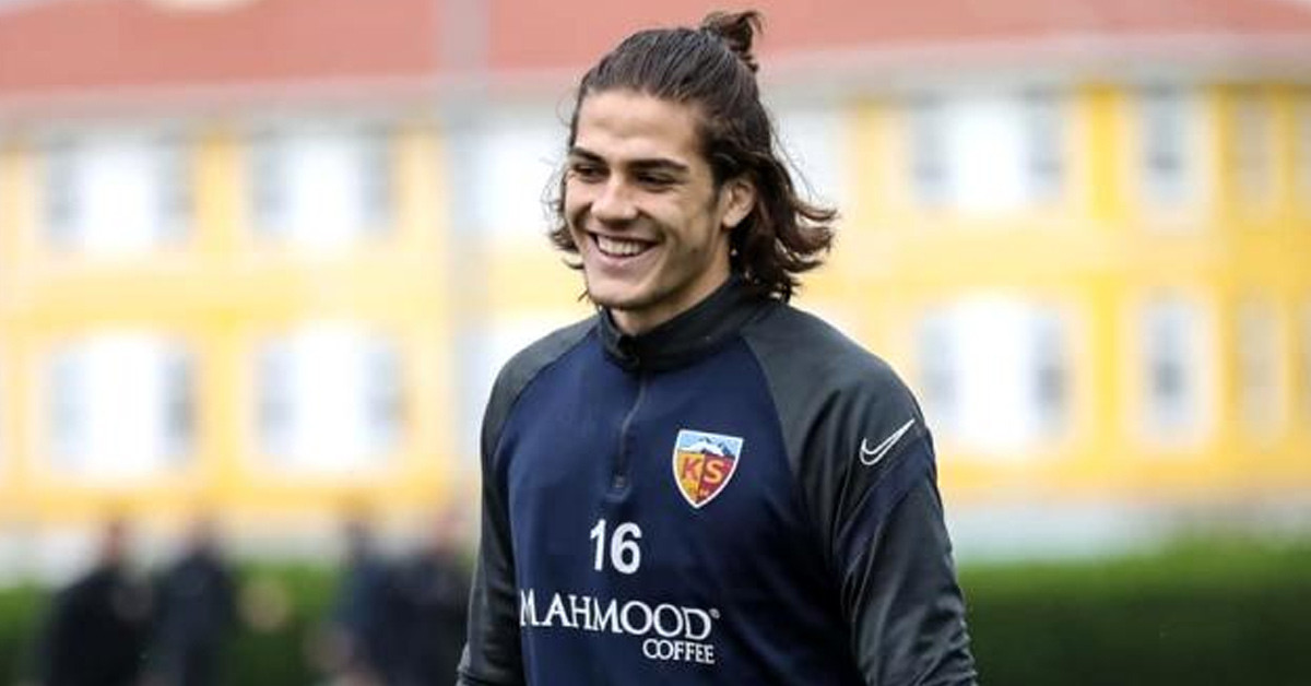 HANGİ MEVKİDE OYNUYOR?