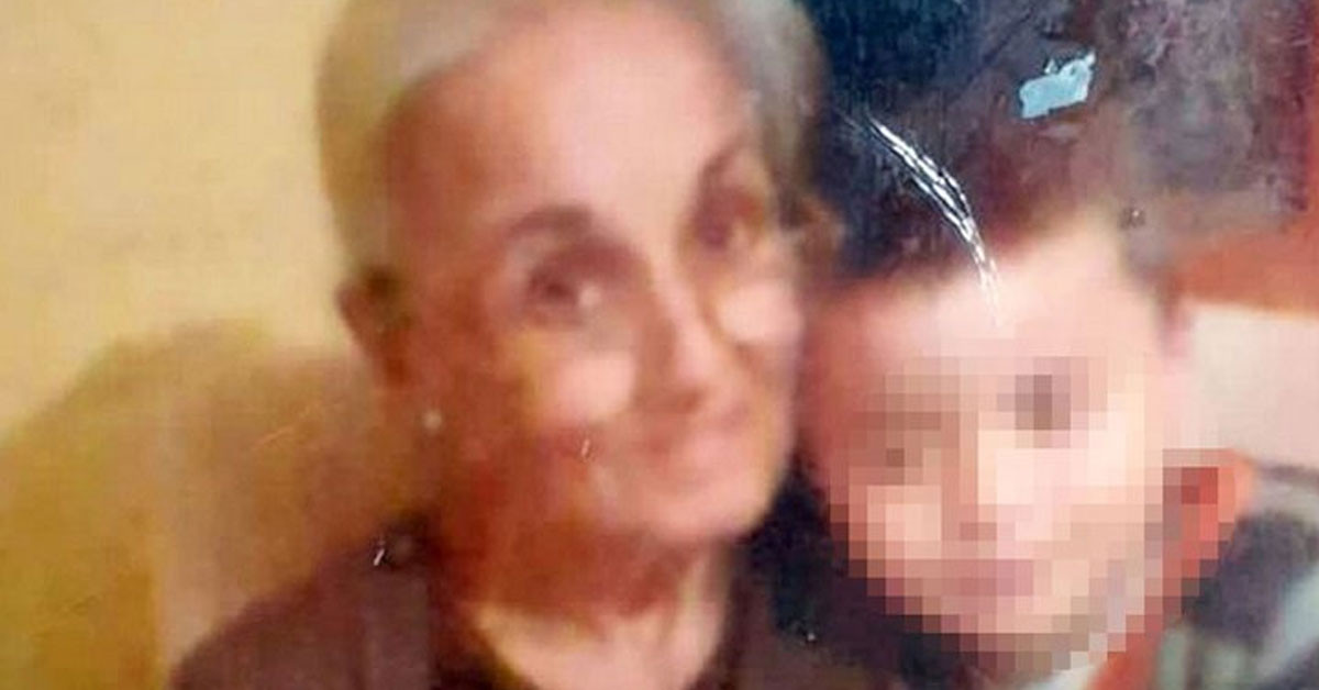 Gülerek doğum günü kutluyor