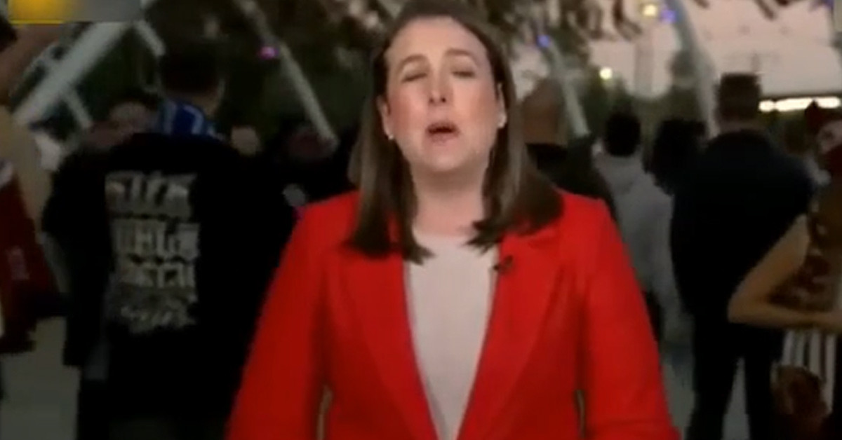 Tişörtünü kaldırdı