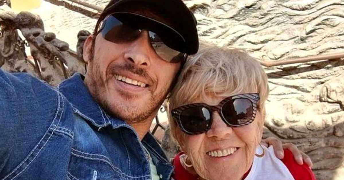 Parasının peşinde değil