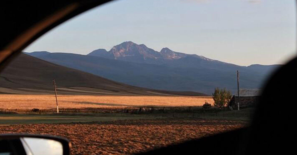 Ermenistan, Aragats Dağı’nın eteğindeki yol