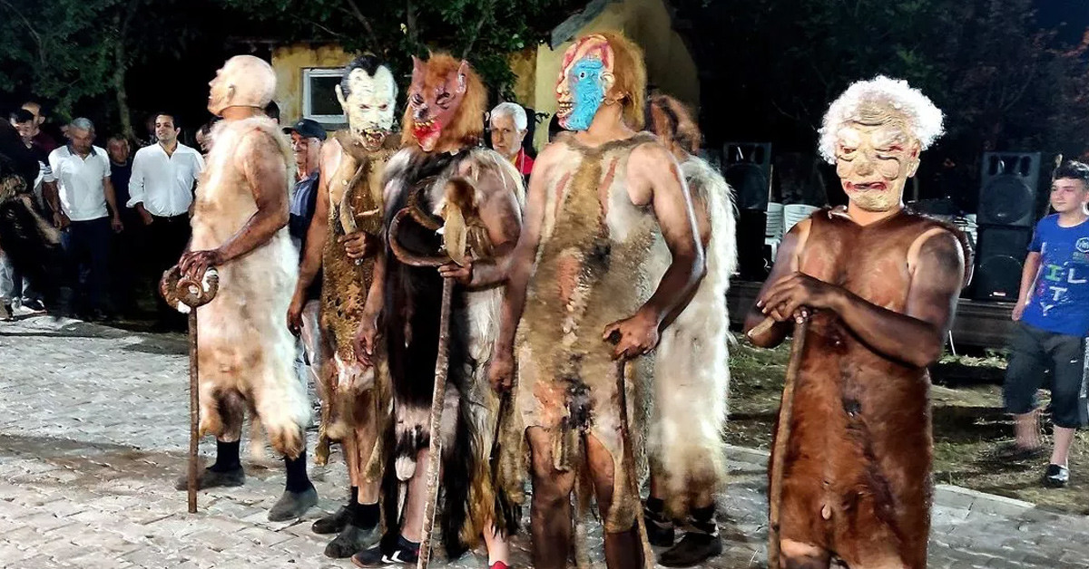 Maske ve baltayla geziyorlar