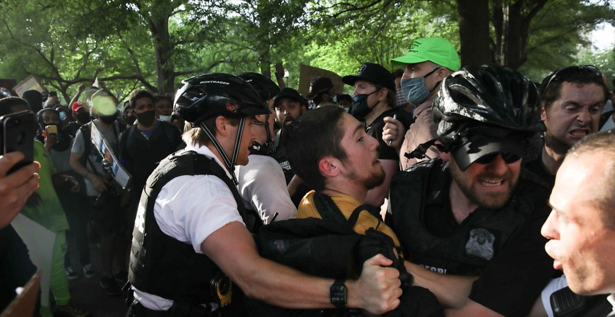 AMERİKAN BAYRAKLARI ATEŞE VERİLDİ