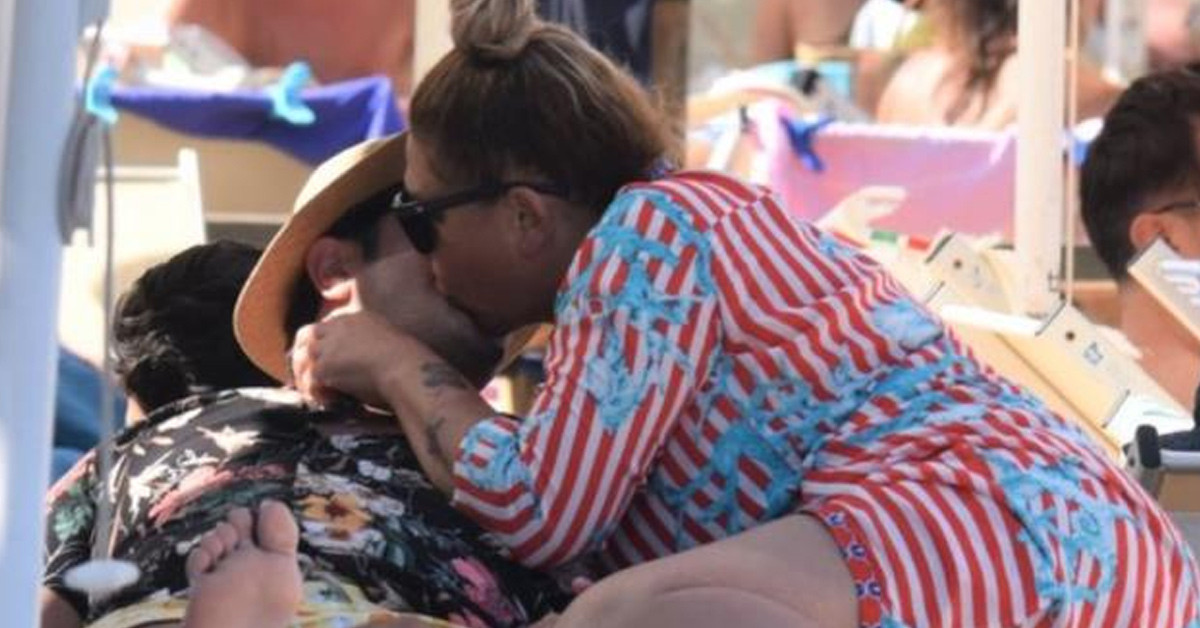 Sevgilisiyle herkesin içinde...