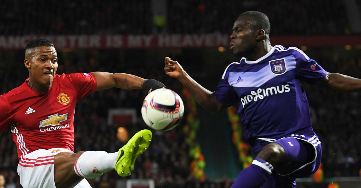 Hangi mevkide oynuyor?