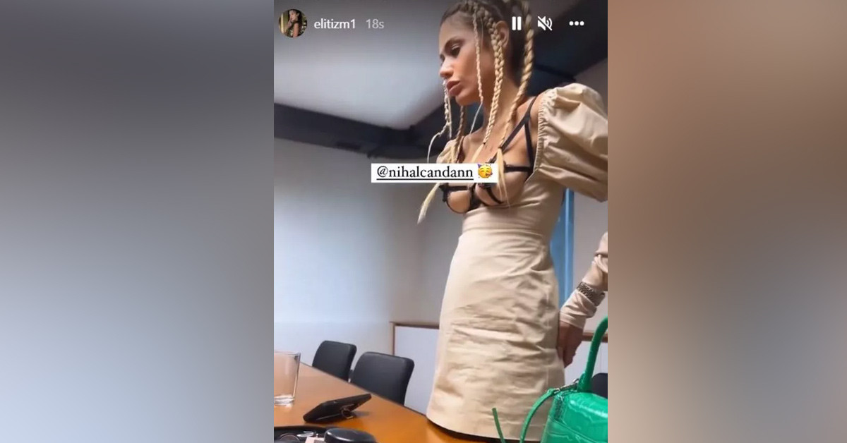 Göğüslerini açtı