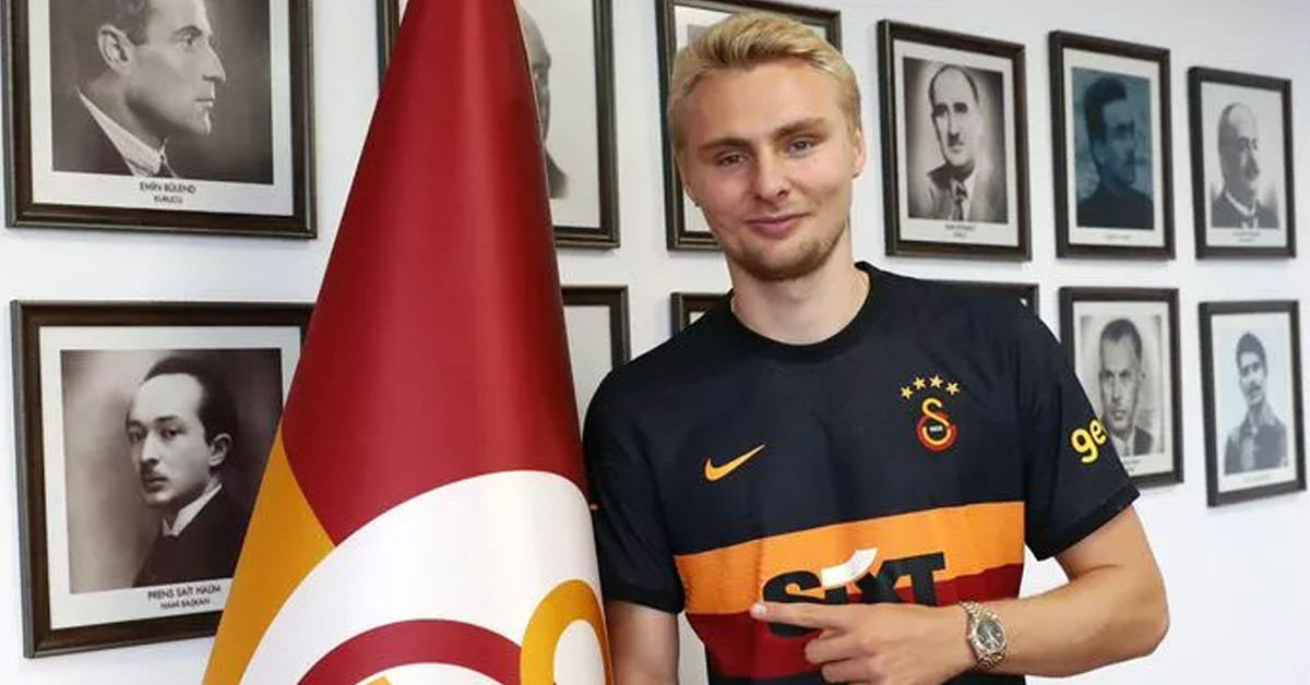 Hangi mevkide oynuyor?