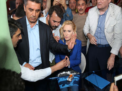 Zorla Bildiri Okutmuşlardı!