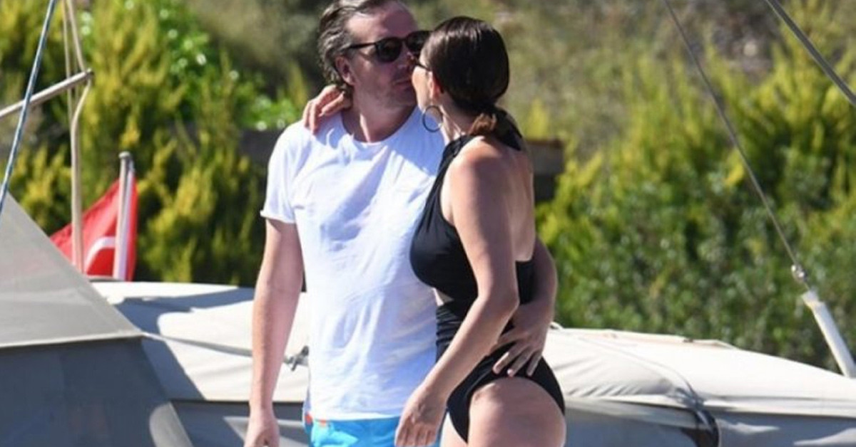 Sevgilisiyle tatile çıktı