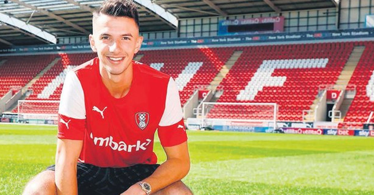 Gurbetçi oyuncuyla ilgileniyor