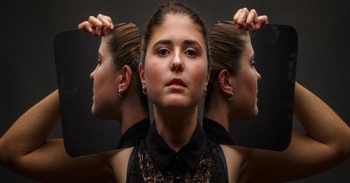 Sol aynadaki kadını