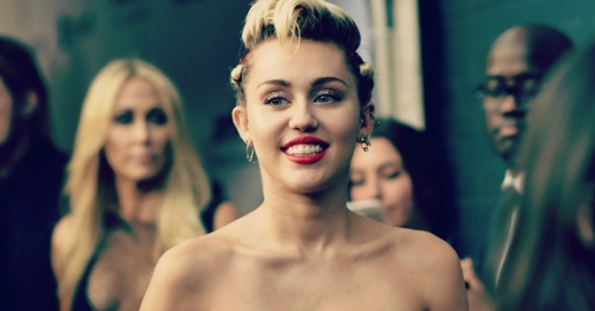 Şarkıcı Miley Cyrus’un uçağına yıldırım çarptı