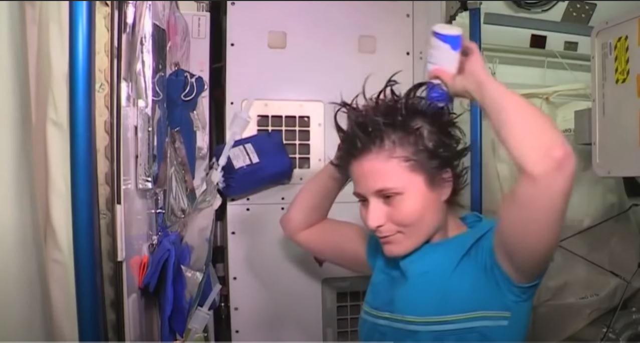 Astronotlar uzayda nasıl duş alınır ?