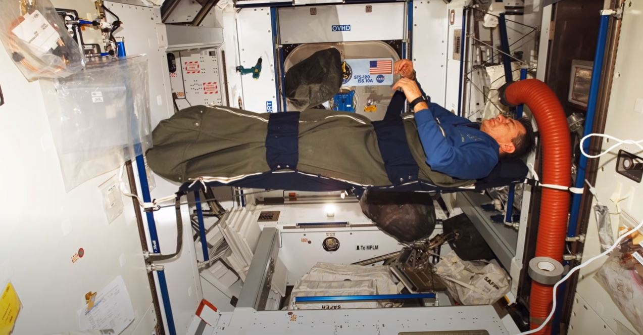 Astronotlar uzayda uyku