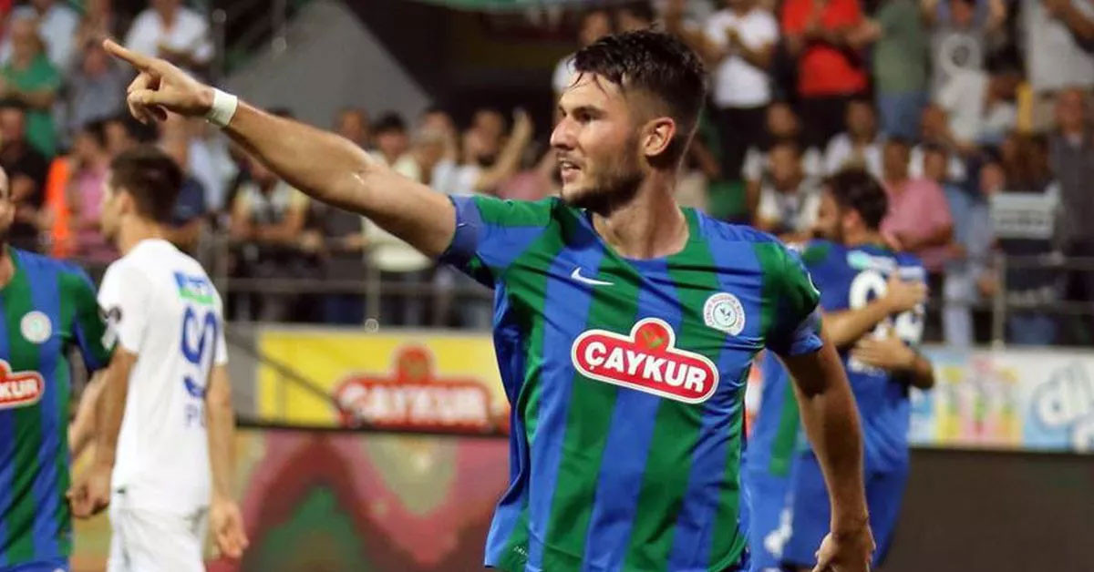 Ülkemizde çeşitli takımlarda oynadı