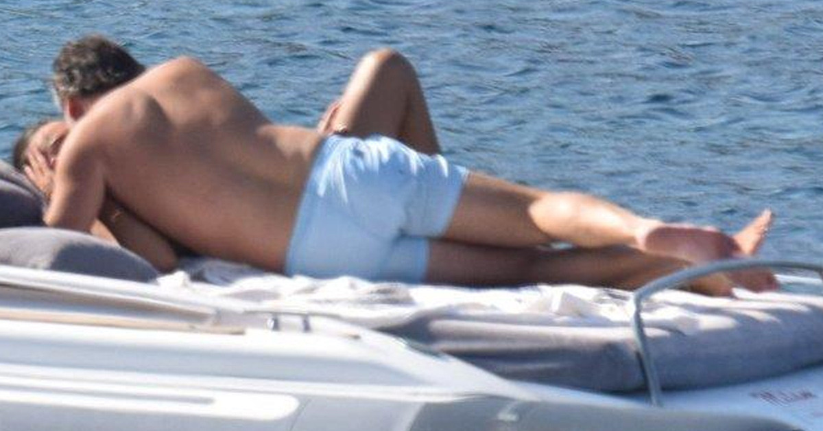 Öpüşmeye başladılar