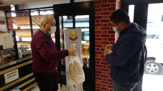 ÇIKIYOR ELİNE 2 EKMEK ALIYOR, BÜTÜN KEŞAN'I GEZİYOR