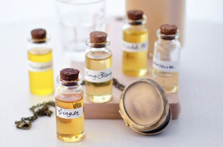  SAHİLDE OTURURKEN SERVET AYAKLARINA GELDİ