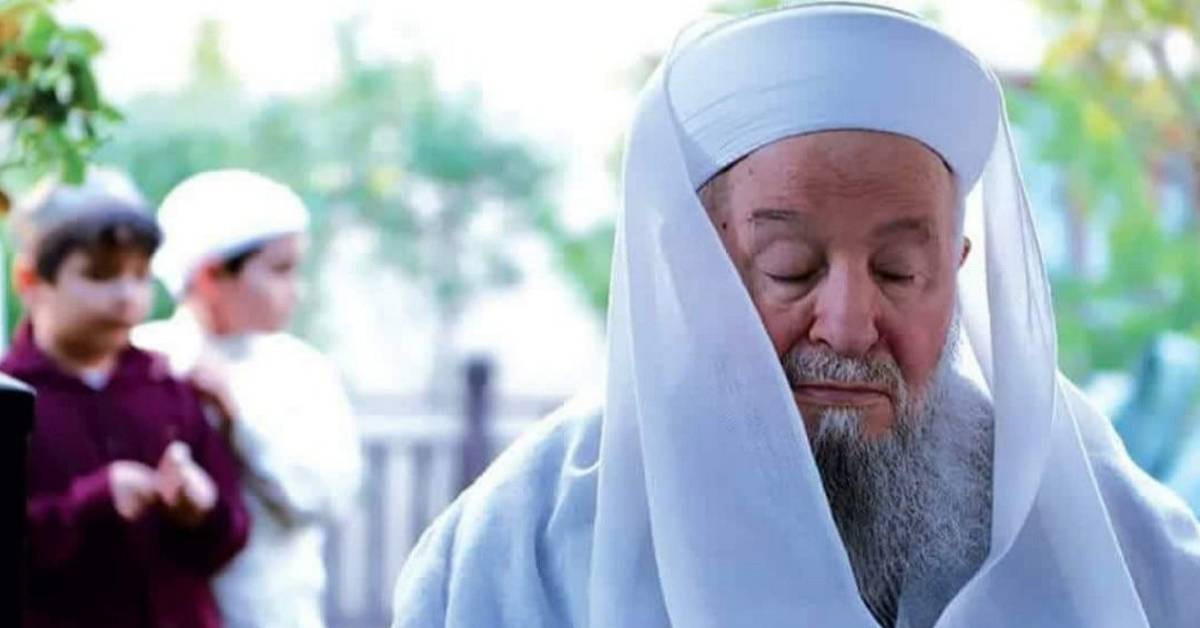 Eşinin yanına gömüldü