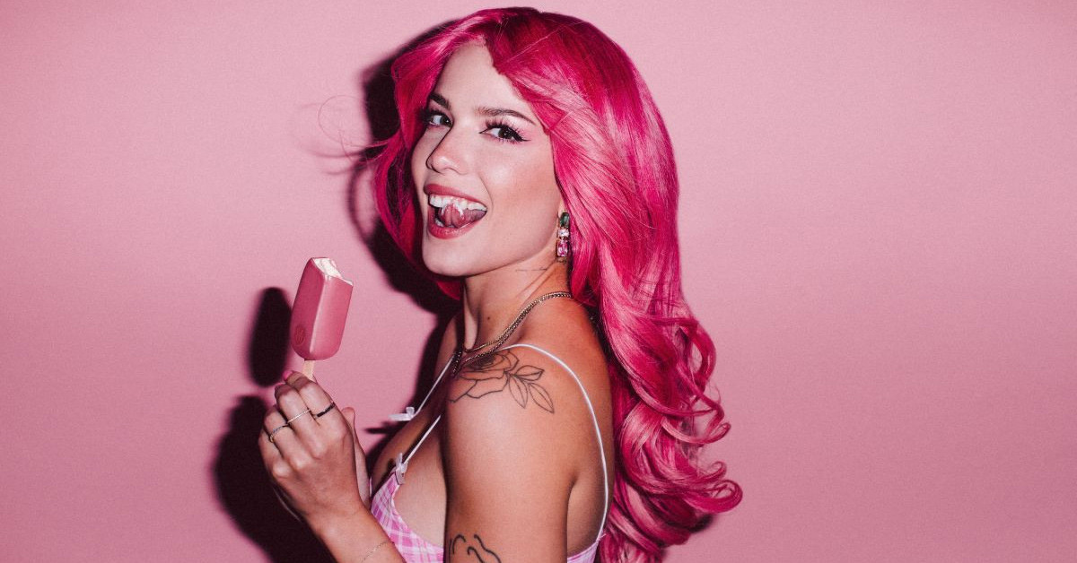 Ünlü şarkıcı öyle pozlar verdi ki herkesin ağzı açık kaldı