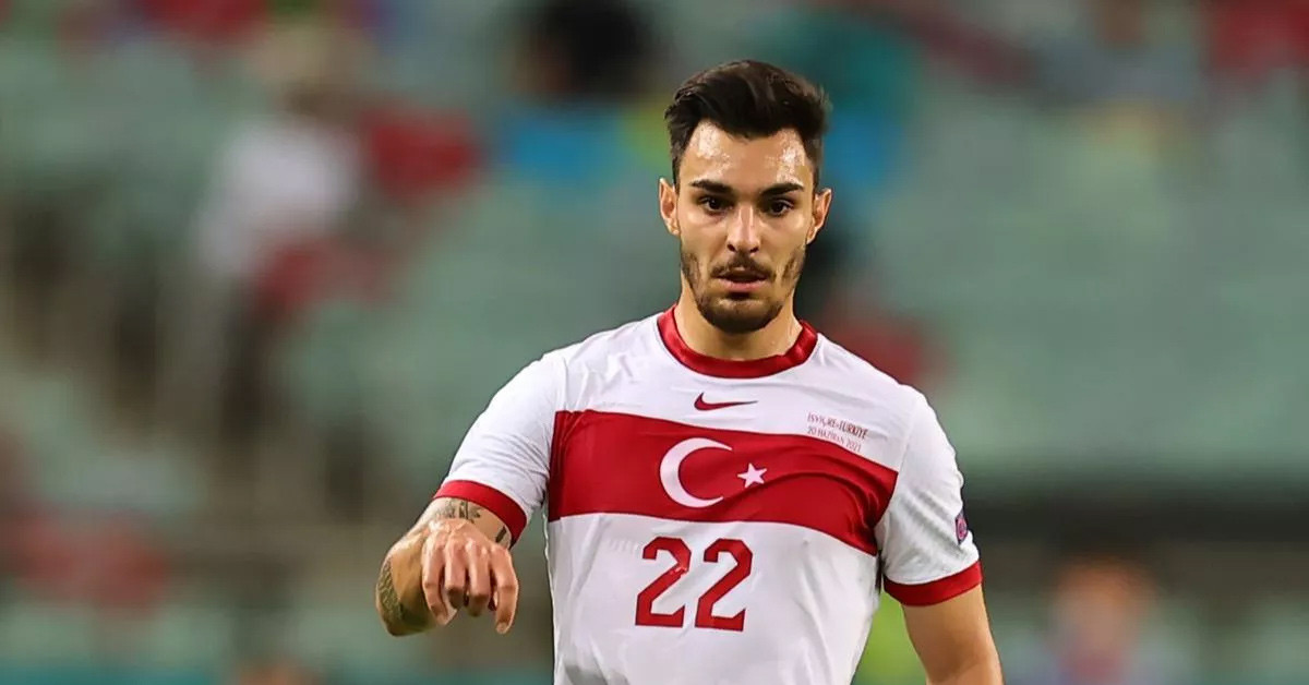 HANGİ MEVKİDE OYNUYOR?