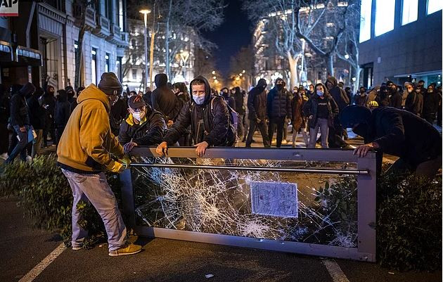 Katalonya'daki tüm büyük şehirlerde gösteri düzenlendi