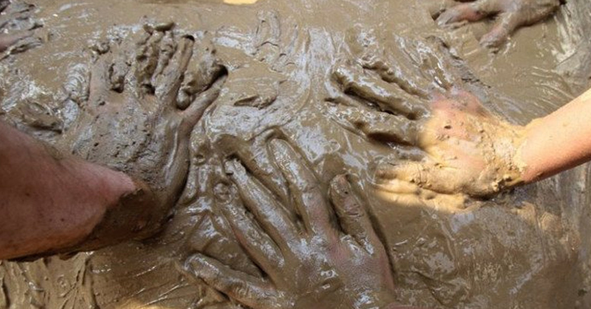 Elleri çamur ile yıkamak