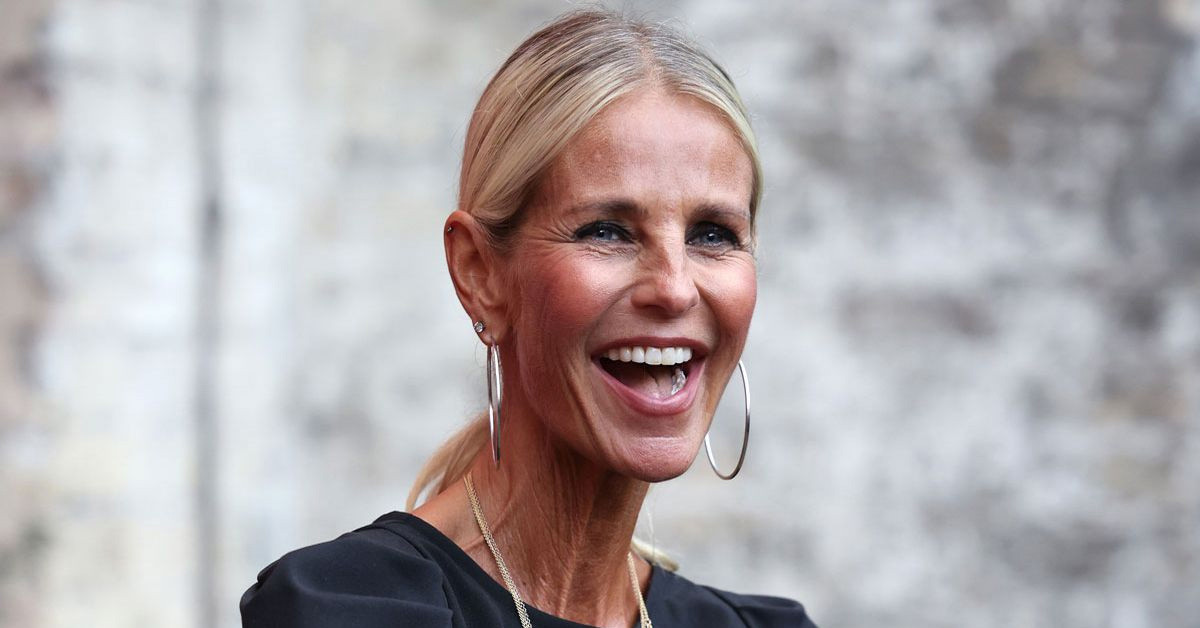 Ayna karşısında soyundu