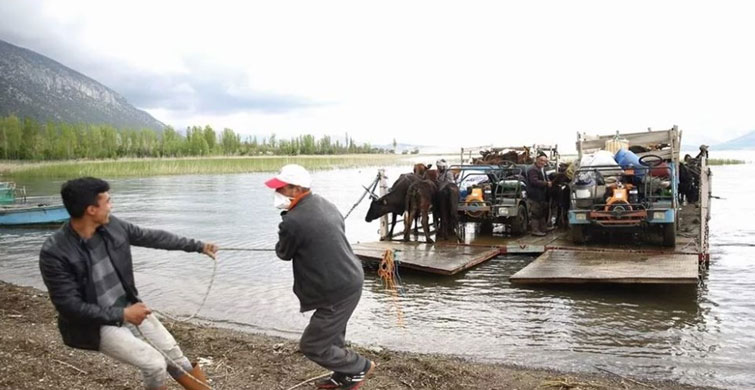 ATALARI DEVELERLE, ONLAR DA KAYIKLARLA GÖÇÜYOR