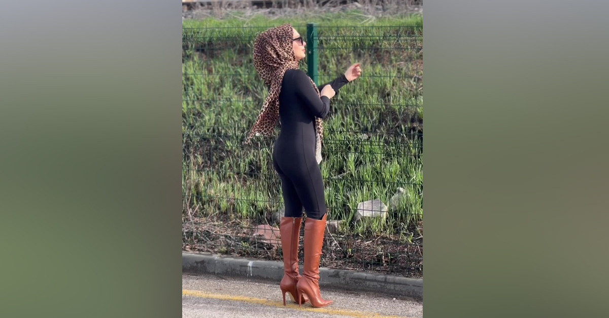 Kıyafetleriyle dikkat çekiyor