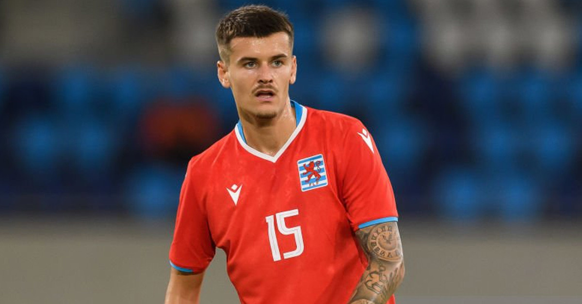 Hangi mevkide oynuyor?