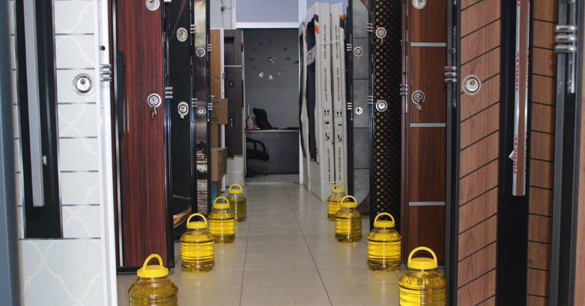 Ordu'da bir esnaf stokçulara inat kampanya başlattı: Çelik kapı alana 5 litre yağ hediye!