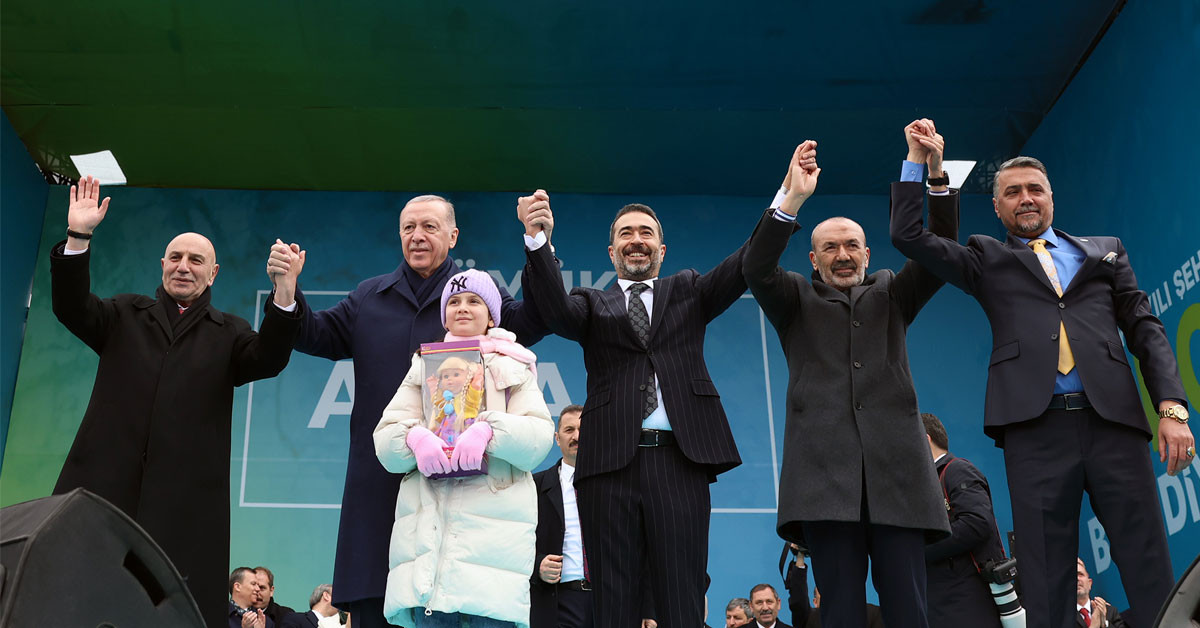 31 Mart yerel seçime 1 hafta kaldı. AK Parti seçim çalışması için mitinglerine devam ediyor. Büyük mitinglerinden birini ise Ankara'da gerçekleştirdi. Cumhurbaşkanı Erdoğan başkentte coşkulu vatandaşlara seslenerek, CHP’nin DEM partisi ile yaptığı gizli ittifaklarına değinerek, ‘‘Karşımızda bir matruşka ittifakı var’’ dedi. 31 Mart yerel seçime 1 hafta kaldı. AK Parti seçim çalışması için mitinglerine devam ediyor. Büyük mitinglerinden birini ise Ankara'da gerçekleştirdi. Cumhurbaşkanı Erdoğan başkentte coşkulu vatandaşlara seslenerek, CHP’nin DEM partisi ile yaptığı gizli ittifaklarına değinerek, ‘‘Karşımızda bir matruşka ittifakı var’’ dedi.