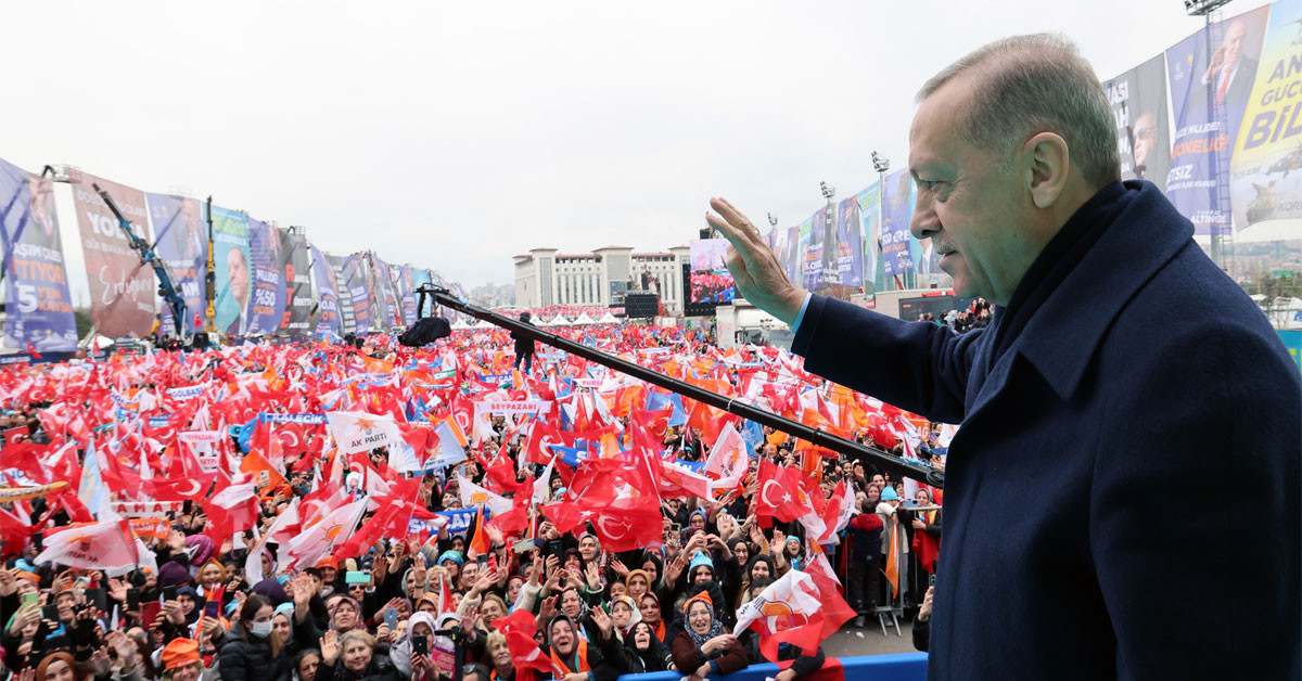 31 Mart yerel seçime 1 hafta kaldı. AK Parti seçim çalışması için mitinglerine devam ediyor. Büyük mitinglerinden birini ise Ankara'da gerçekleştirdi. Cumhurbaşkanı Erdoğan başkentte coşkulu vatandaşlara seslenerek, CHP’nin DEM partisi ile yaptığı gizli ittifaklarına değinerek, ‘‘Karşımızda bir matruşka ittifakı var’’ dedi. 31 Mart yerel seçime 1 hafta kaldı. AK Parti seçim çalışması için mitinglerine devam ediyor. Büyük mitinglerinden birini ise Ankara'da gerçekleştirdi. Cumhurbaşkanı Erdoğan başkentte coşkulu vatandaşlara seslenerek, CHP’nin DEM partisi ile yaptığı gizli ittifaklarına değinerek, ‘‘Karşımızda bir matruşka ittifakı var’’ dedi.
