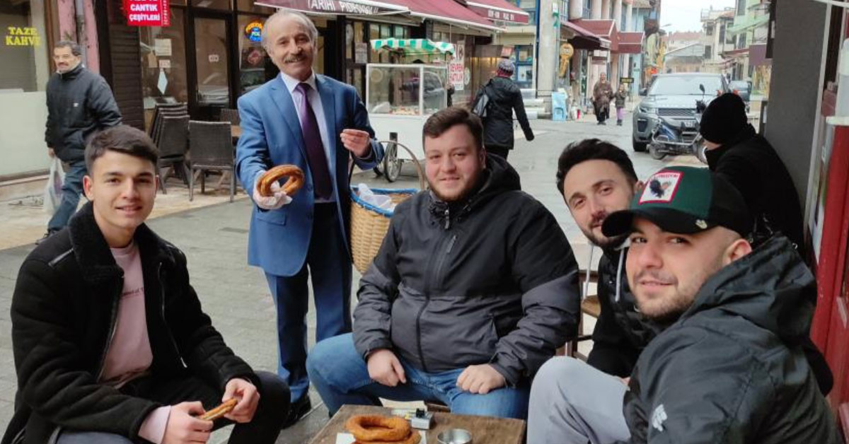 Takım Elbiseli Simitçi