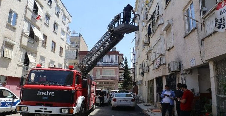 İftaiye ekipleri maktülün evine giriyor