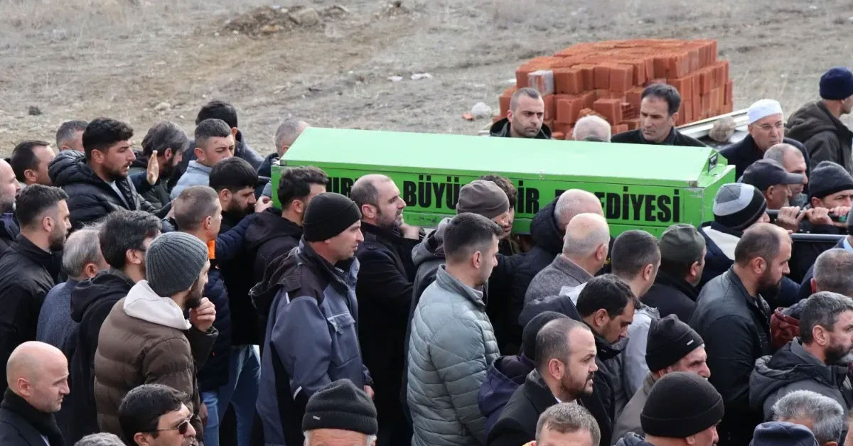7 aylık evli Gülhan Esen, Kocaeli’nin Darıca İlçesinde başından vurularak öldürüldüğü tespit edildi. 25 yaşındaki Esen’in cinayet şüphelisi olarak da eski erkek arkadaşı M.T. olduğu iddia ediliyor