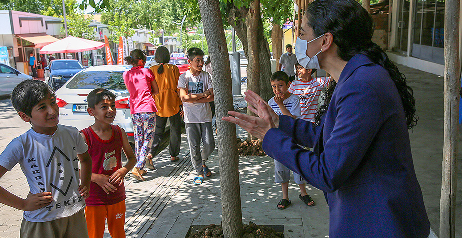 Salgınla Mücadele Devam Ediyor! Diyarbakır'da Kürtçe öğrenen Kaymakam Vatandaşları Tek Tek İkna Ediyor4665 Salgınla Mücadele Devam Ediyor! Diyarbakır'da Kürtçe öğrenen Kaymakam Vatandaşları Tek Tek İkna Ediyor4665