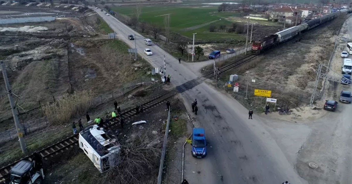 Kırklareli'de yük treni işçi servisine çarptı: 27 kişi yaralandı