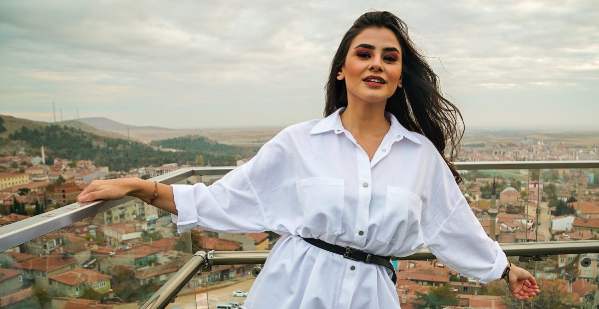 Hazal Çağlar dekolteli fotoğraflar