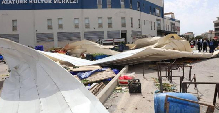İzmir'de Fırtına: Çatı Pazar Yerinin Üstüne Uçtu6545674478