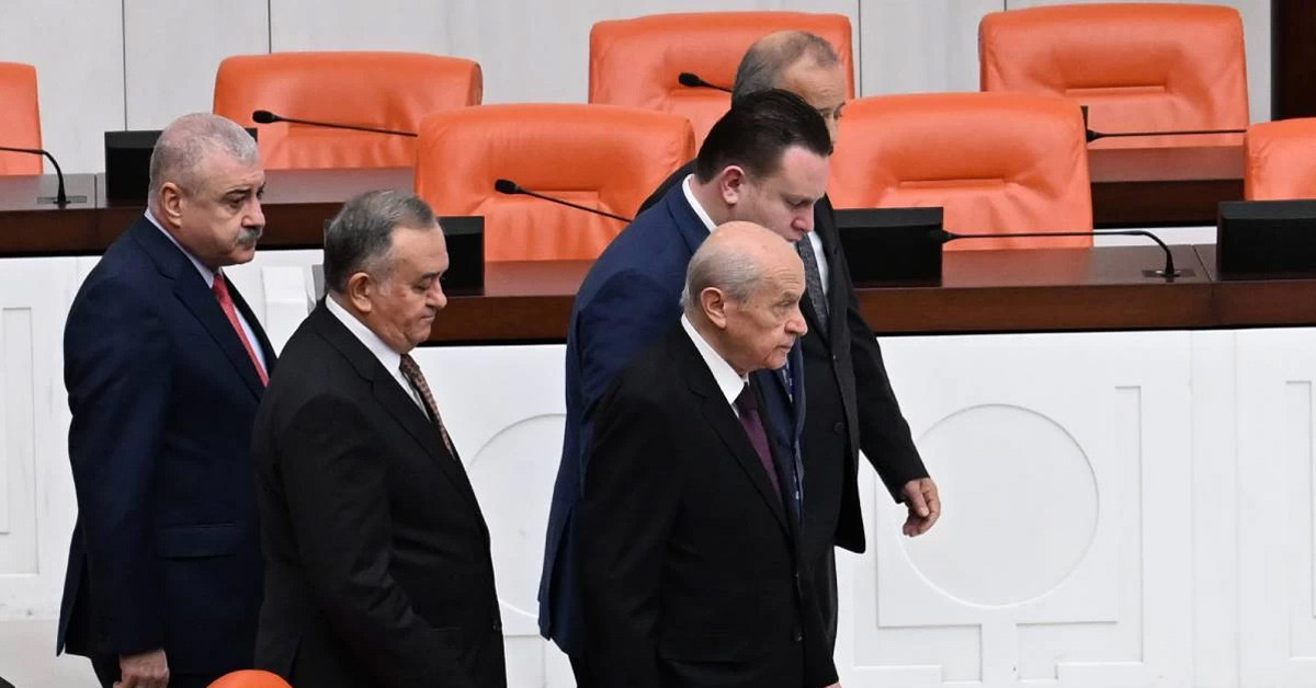 Bahçeli, Genel Kurul'u terketti.