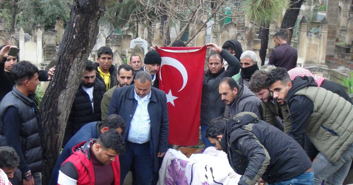 Bununla beraber cenazede şahsın yakınlarının Türk bayrağı açtığı fark edildi. Bununla beraber cenazede şahsın yakınlarının Türk bayrağı açtığı fark edildi.