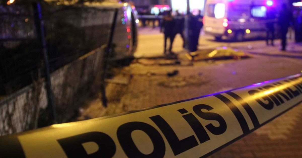 Adana’da 9 aylık hamile kadın, bindiği elektrikli bisikletten düştü. O sırada geçen otobüsün altında kalarak hayatını kaybetti; doktorlar hamile kadına müdahale ederek, bebeği kurtardı. Bebek acil bir şekilde gözlem altına alındı.