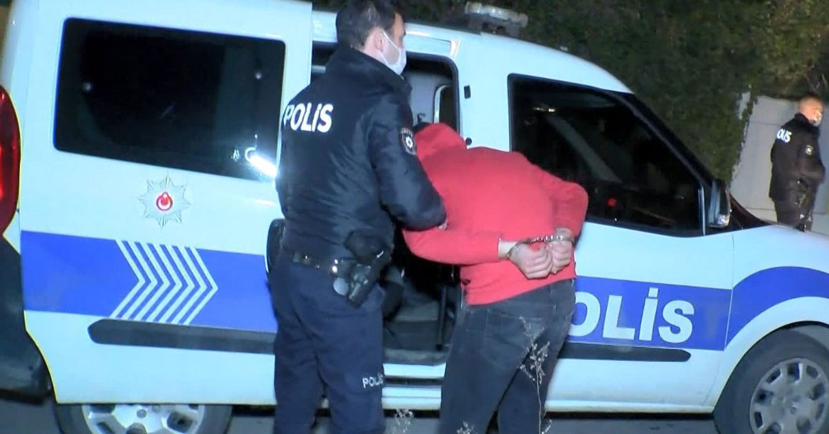 Adana’da denetim yapan polisin ‘dur’ ihtarına uymayarak kaçtı. Polis ekipleri tarafından yakalanınca silah çekip, tokat atmaya çalıştığı için tutuklanan Seyhan Belediyesi Temizlik İşleri Müdürünün suç kaydı ise epey bir kabarık çıktı.